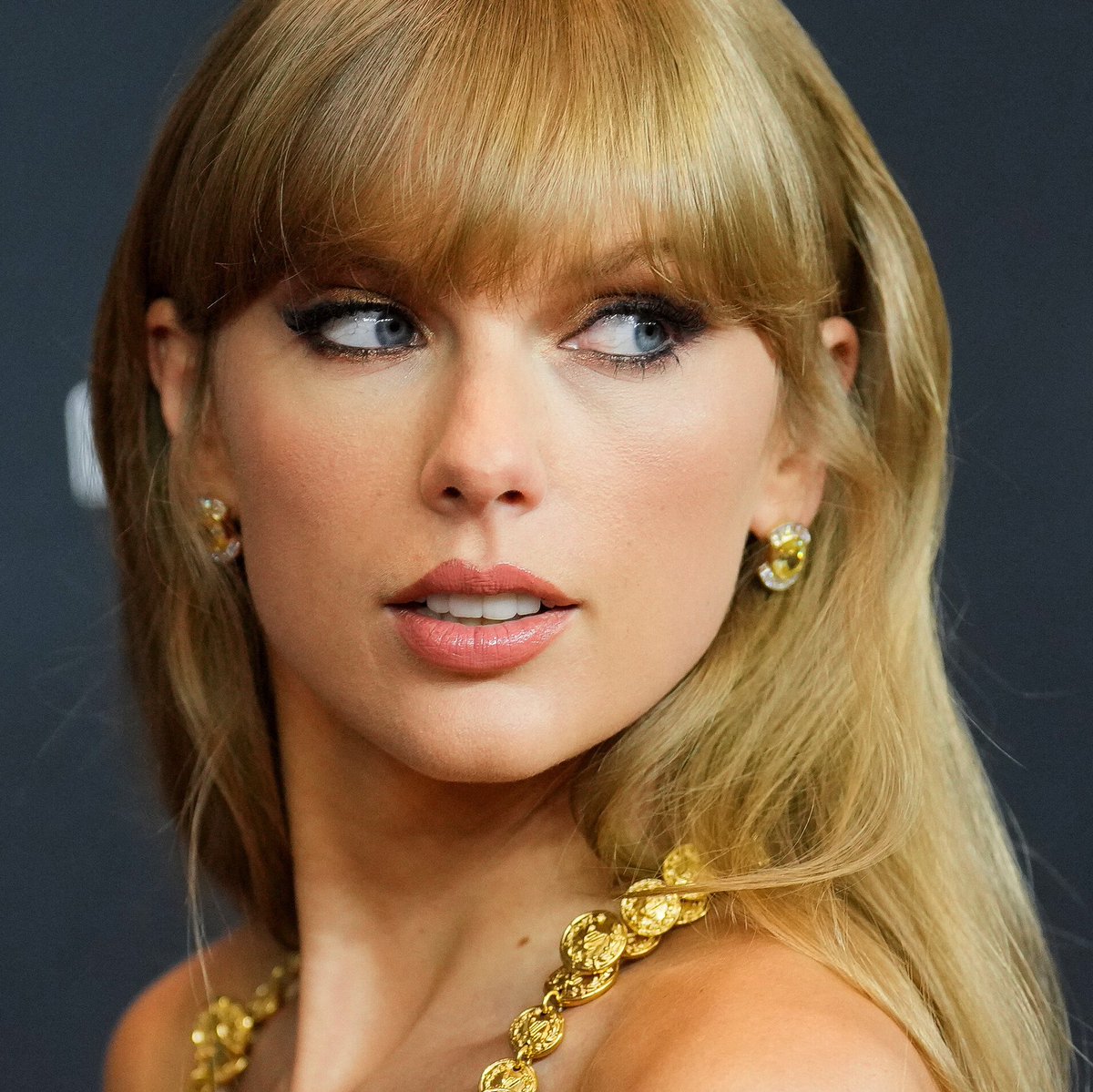 PopCrave's tweet photo. Donald Trump says Taylor Swift is “unusually beautiful” in new ‘Apprentice’ book:

“I think she’s beautiful — very beautiful! I find her very beautiful. I think she’s liberal. She probably doesn’t like Trump. I hear she’s very talented. I think she’s very beautiful, actually — unusually beautiful! […] She is liberal, or is that just an act? She’s legitimately liberal? It’s not an act? It surprises me that a country star can be successful being liberal.”