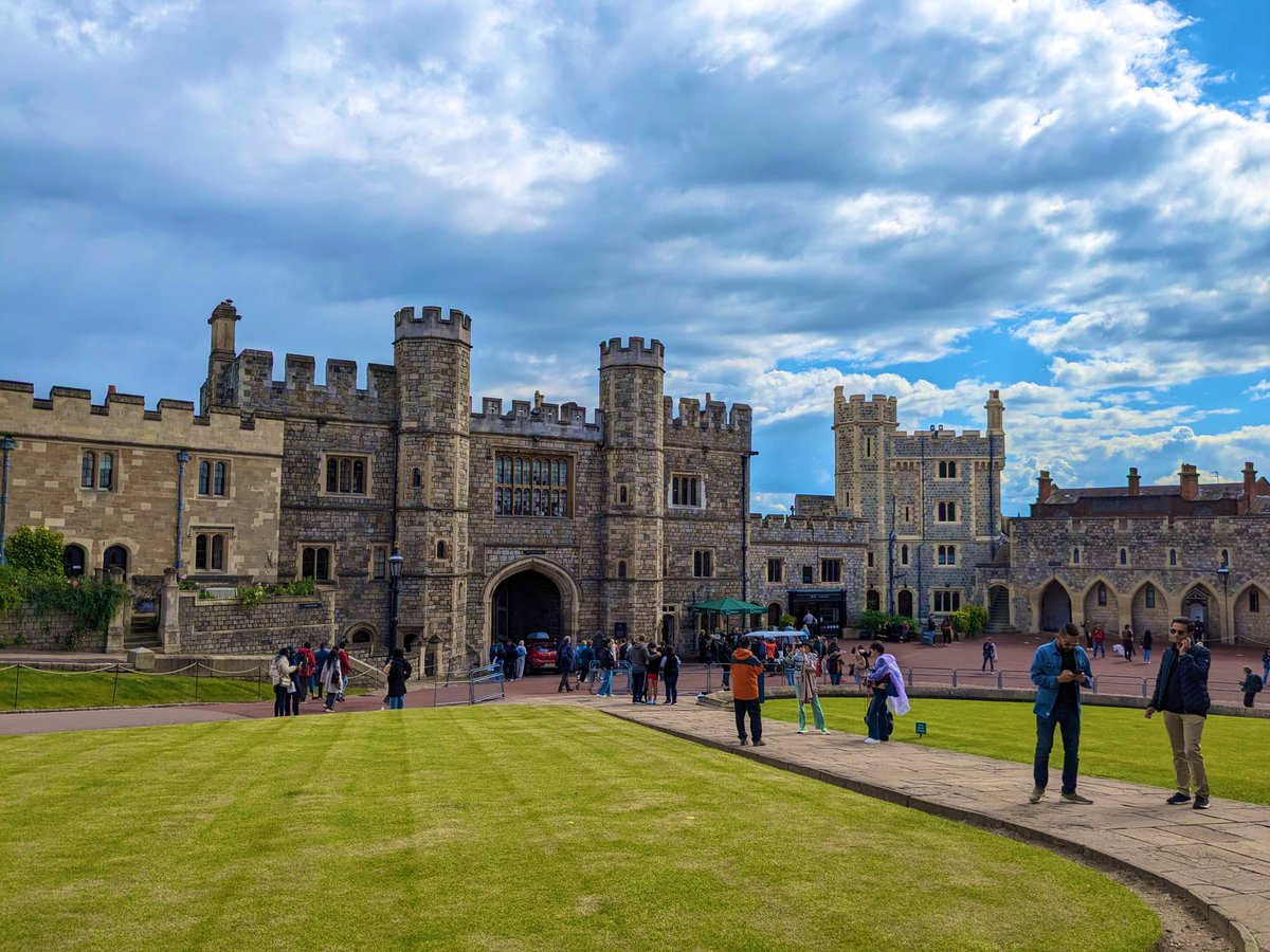 ClgFMitterrand's tweet photo. England - Day 2

Bien arrivés sur le sol britannique. 

Château de Windsor, très apprécié et météo clémente ☀️🇬🇧 https://t.co/37dkyTIig2