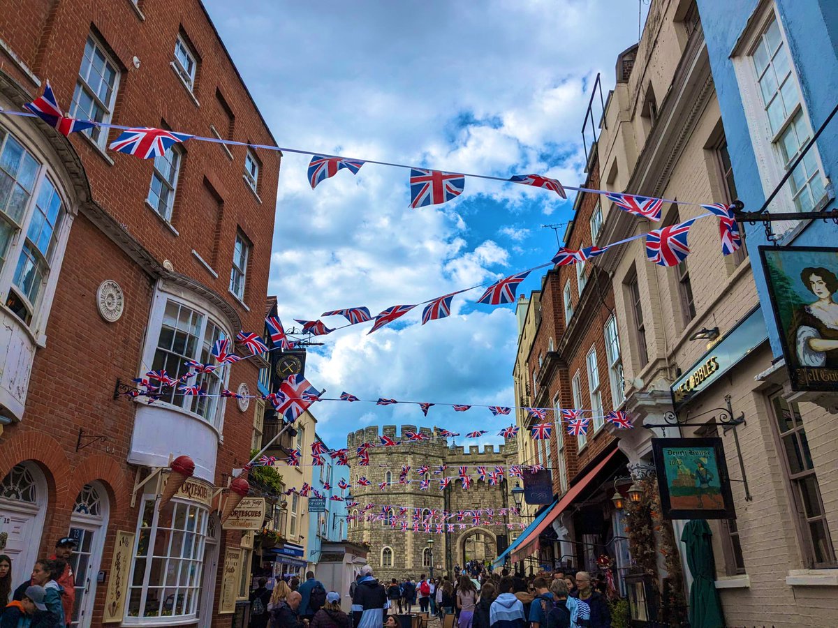 ClgFMitterrand's tweet photo. England - Day 2

Bien arrivés sur le sol britannique. 

Château de Windsor, très apprécié et météo clémente ☀️🇬🇧 https://t.co/37dkyTIig2