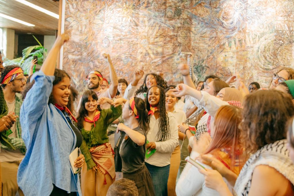 emicuba_'s tweet photo. Jóvenes estadounidenses en la sede de la @PresidenciaCuba, dialogando con @DiazCanelB.

Jóvenes que apoyan a una #Palestina libre, una #Cuba sin bloqueo, el cese de guerras injustas.

Jóvenes alegres, valientes, sinceros, como nosotros, sí ..  💪

¡Bienvenidos serán siempre!🇺🇸 https://t.co/z8ZyscEJkh