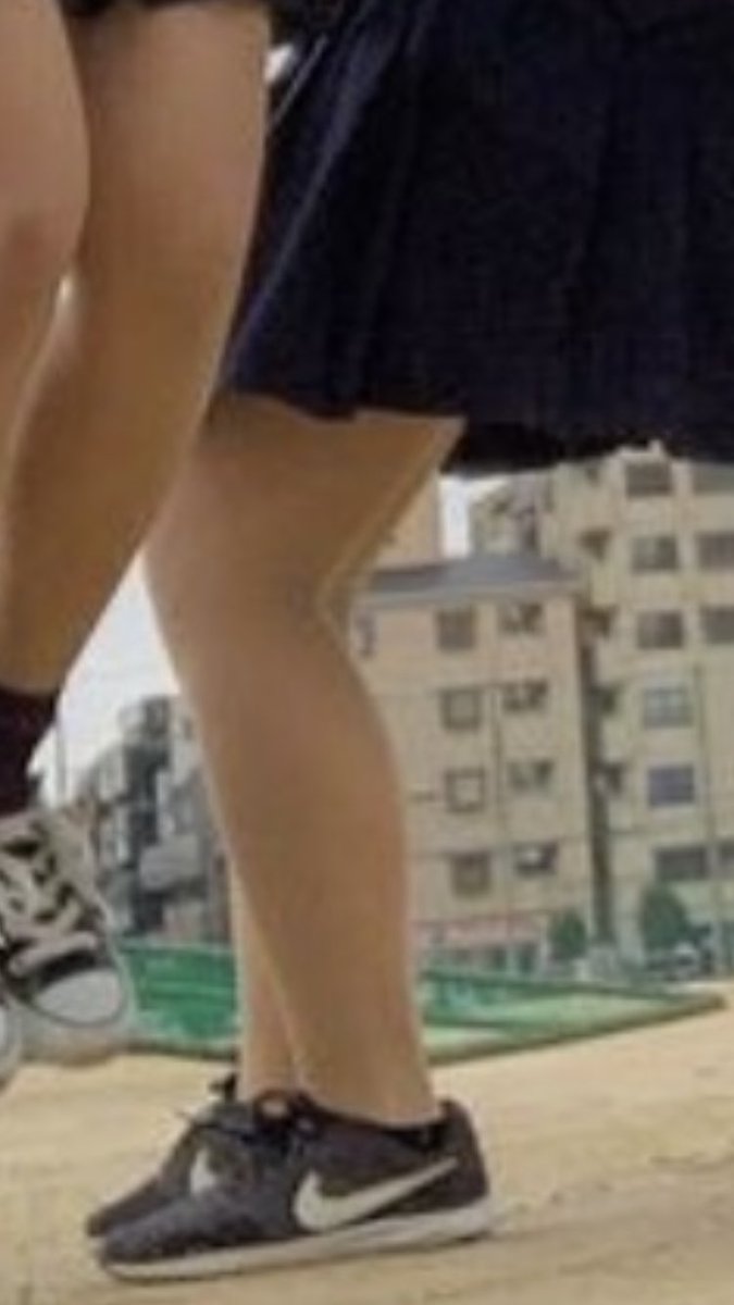 続き、このナイキの靴は激臭なのにも関わらずほぼ毎日着用しており、おそらく2年ほど使っていました。
写真は卒業式の日で、分かりにくいですが、かなりの使用感でした。ダンス部だったので、いい脚してますね🦵