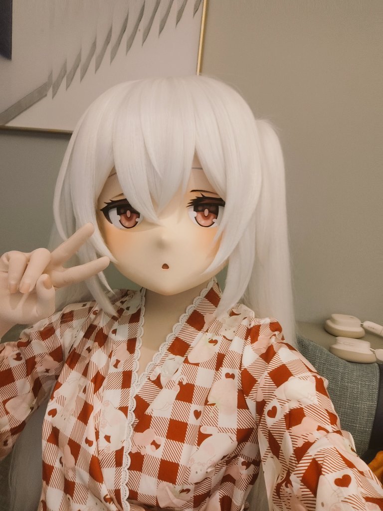 第一次变娃，感觉良好，姿势是不会的，正片是没反的，衣服是缝一半的，头饰是摸鱼还没做的，甚至身上这件还是蹭了狐晓月的