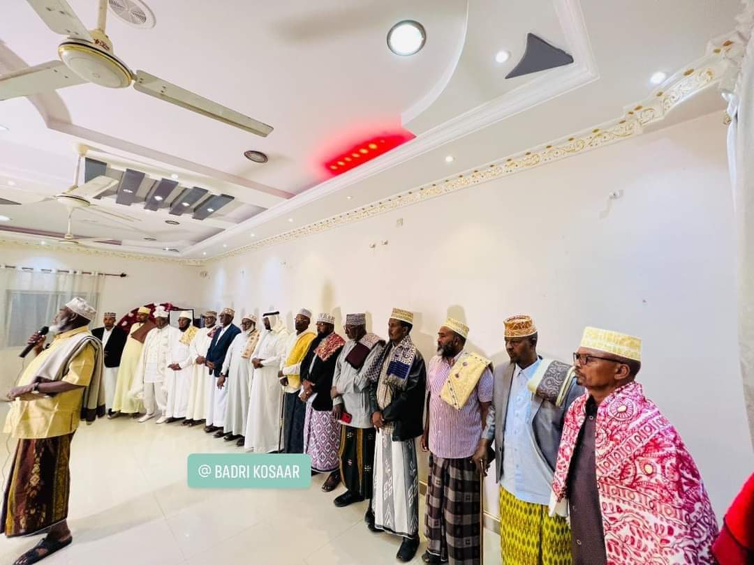 ZakiSunni's tweet photo. #Salaadiinta iyo #cuqaasha Somaliland, inay madalaha meherka iyo casuumadaha soo dhaafaan oo dadka wada dashay ee siyaasigu kala dilay, midayntooda iyo isu soo jiidkooda ka shaqeeyaan baan ku talin lahaa.
#Midnimo
#Walaalnimo.
#Landernimo. https://t.co/jozRSF7kWM