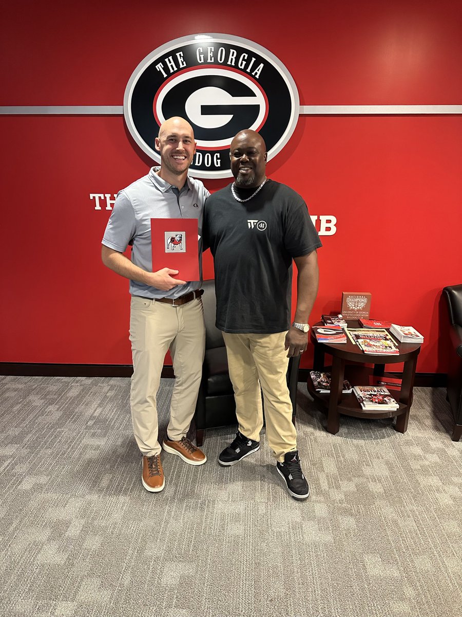 Last year the TW Foundation donated $44k to UGA Athletics! 

This year the Classic City Collective is providing 9 UGA Football Players to the 2nd Annual Travon Walker Football Camp!

This is what we mean when we say 1, 2, 3….Family! #GoDawgs