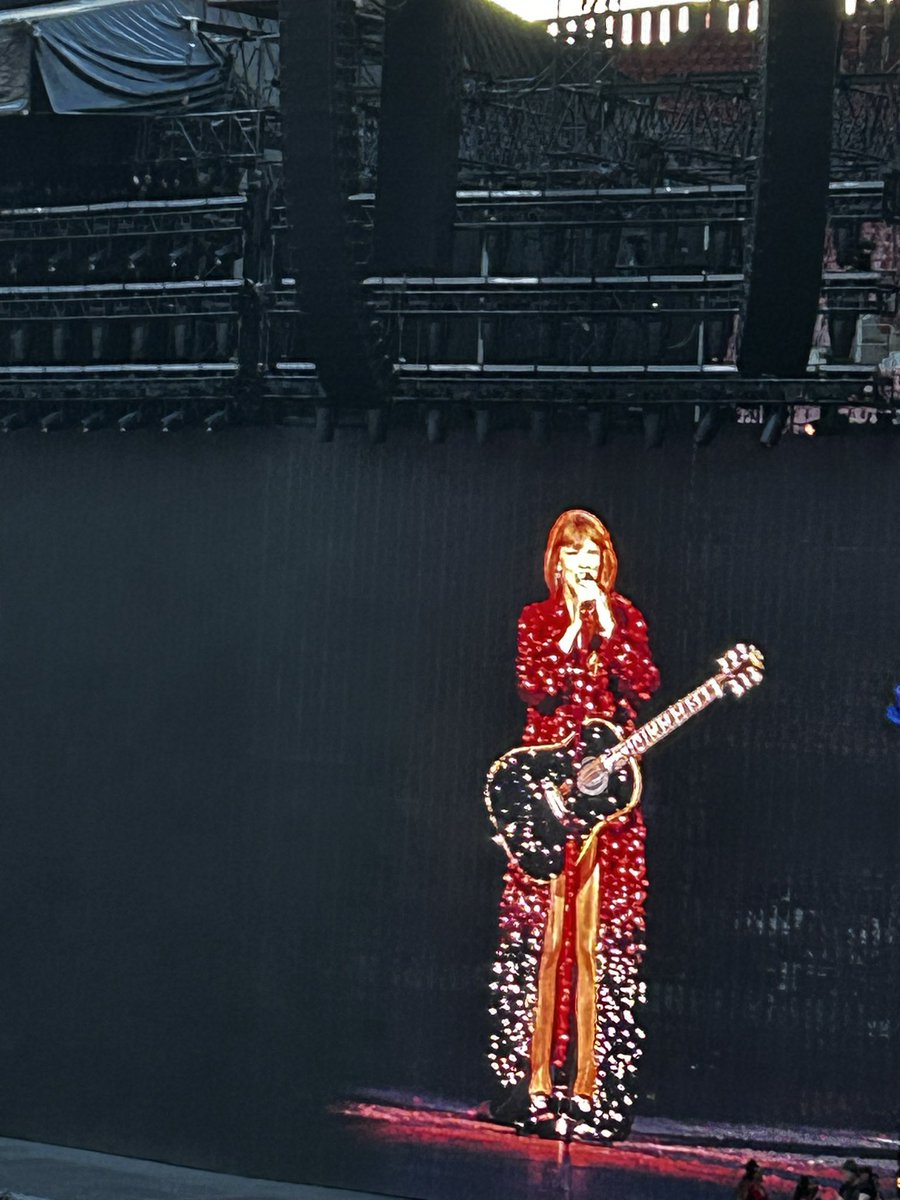 Throwback to getting to see this live in Lisbon, Portugal. Damn. 

#TheErasTour #TaylorSwift