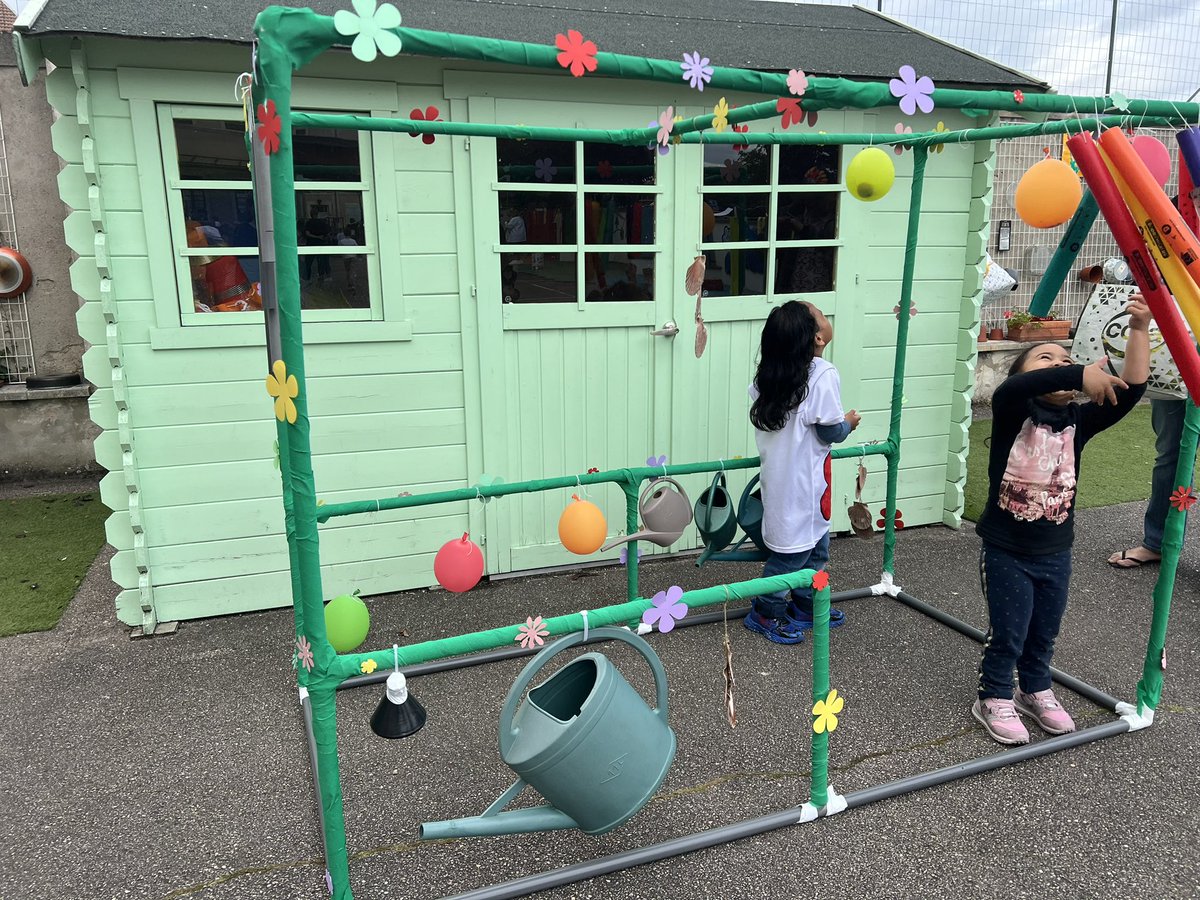 « J’ai descendu dans mon jardin » Les élèves de MS/GS et CP de l’école des bords de Meuse de Vaucouleurs ont restitué leur projet musical (avec Myriam CAZIN, dumiste) en chantant un joli répertoire de chants et en présentant leurs installations sonores dans la cour de récréation.