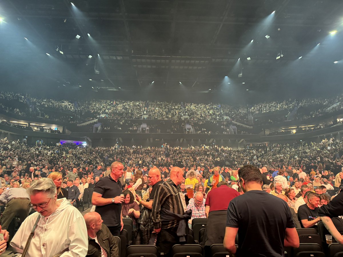 tearslostinrain's tweet image. Dave Pearce @dj_davepearce opening with a DJ set for @petshopboys the Pet Shop Boys last night - 9 June 2024 - Co-op Live - Manchester #psb #petshopboys #davepearce #radio1
Thanks @JuanAnchante for sharing the other photo!