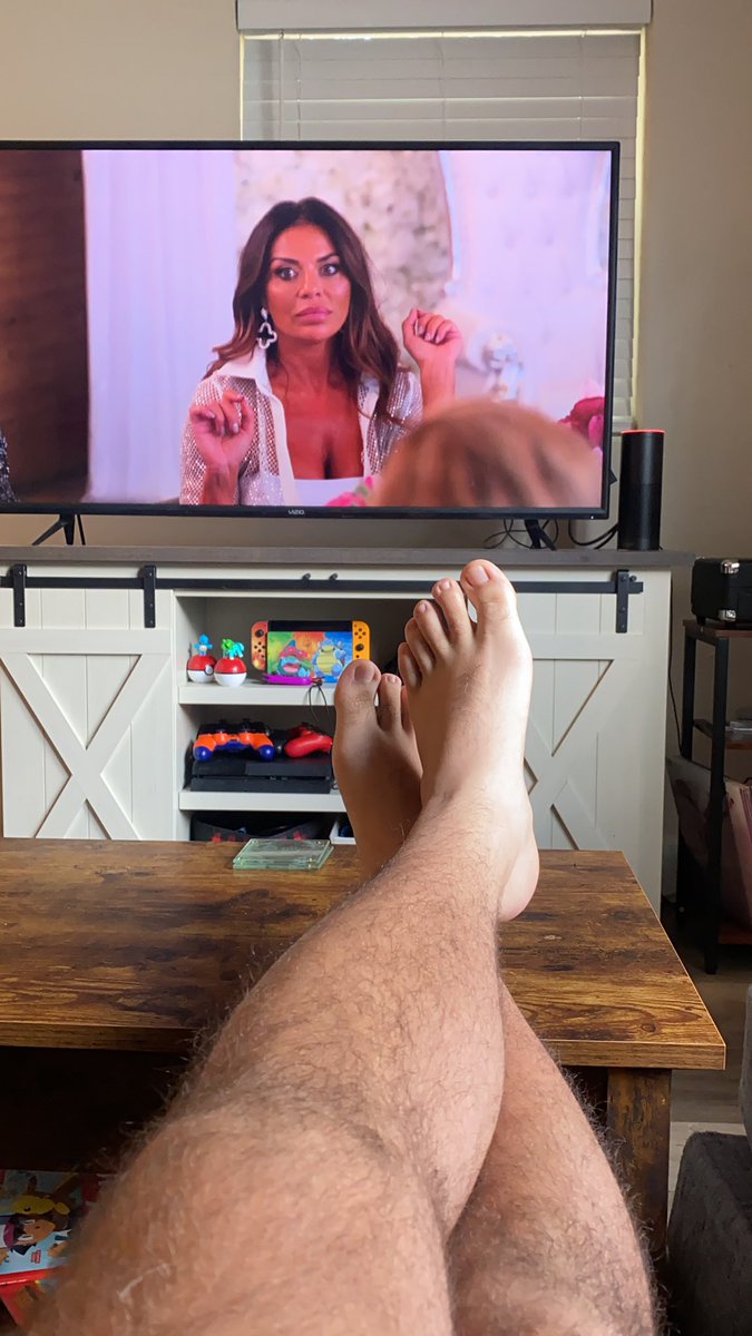 master_jabe's tweet photo. Good afternoon boys! ☀️ Relaxing with my feet up before I head to work 😌. I need someone to come rub and sniff them for me 😏 #malefeet #gayfeet https://t.co/waWi9fPmKJ