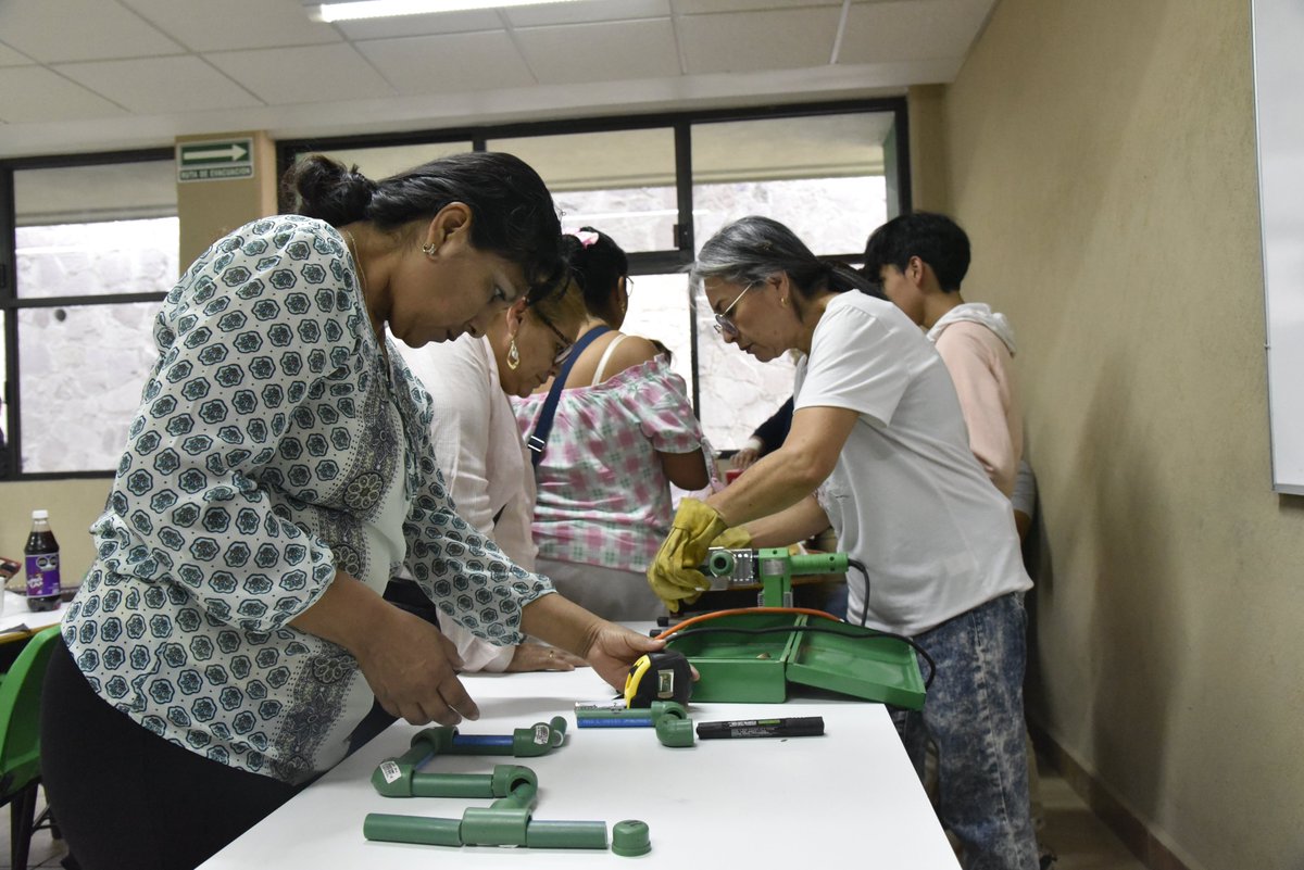 agua_edomex's tweet photo. 🟣🔧Programa Mujeres Plomeras capacita a mexiquenses de Ecatepec, Tlalnepantla y Valle de Bravo: SAGUA. (1/4) https://t.co/UlyW3XkLQE