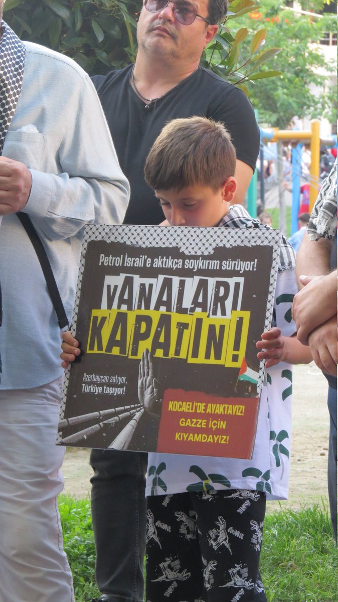 Sizin için varil başına 80 cent kutsallarınızdan, dininizden ve insanlığınızdan daha mı değerlidir?

İşgalciyle tüm ortaklıkları kesmek, petrol sevkiyatını durdurmak için daha kaç çocuğun ölmesini bekleyeceksiniz?

#VanalarıKapatTürkiye