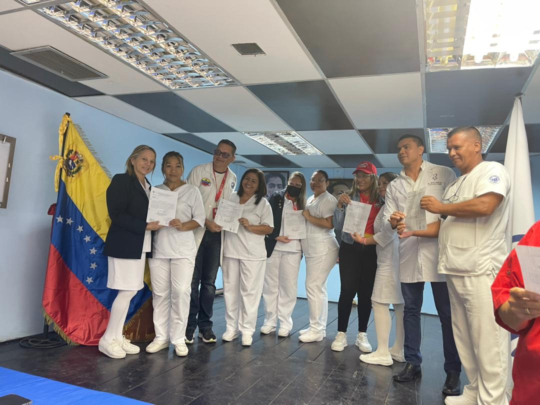 IVSS_HPOR's tweet photo. #Hoy | Se realizó acto de reclasificación al personal de enfermería del @HospitalDaza @clinicapopularv y @IVSS_HPOR gracias a las políticas de nuestro presidente @NicolasMaduro y @MagaGutierrezV #PorUnSeguroMásSocial #JuntosPorCadaLatido @MinSaludVE @Somosivss https://t.co/k6kidrk1Md