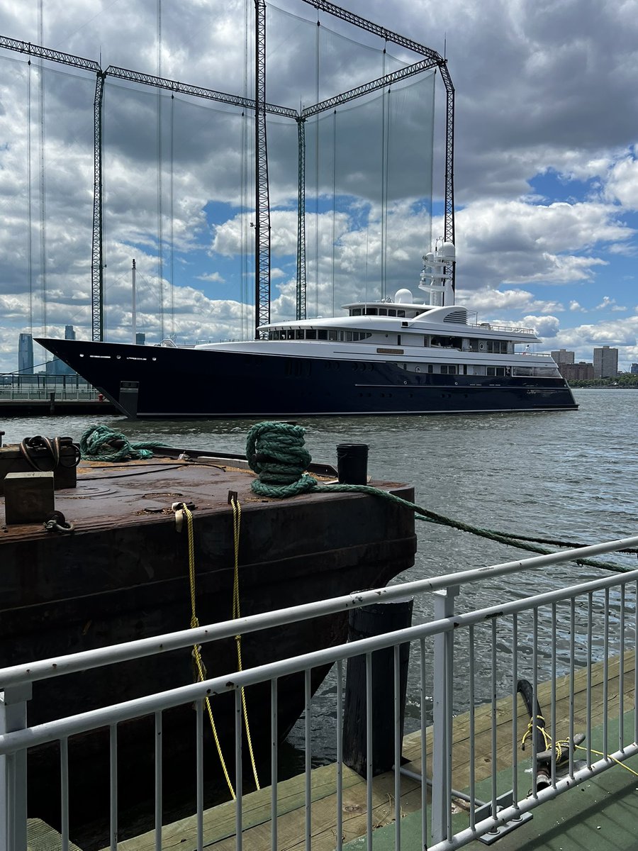 kpaapept3's tweet photo. Wutang clan life one day, the next we on yacht baby #yachtlife #anotherdayatwork #butweliveinourmomsbasement #work #lovewhatyoudo https://t.co/d5obEgh6An