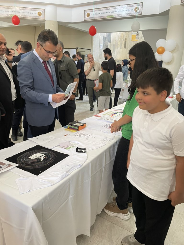 Dilimizin Zenginlikleri Projesi katıldığımız Mevlana ve Selçuklu kültürü konulu tişört tasarım yarışmasında 3/B sınıfı öğrencisi M. Emin GEDİKBAŞ ilçe2.si olarak Başarı belgesi alırken Danışman öğretmenleri Gülşah BARAN, Hülya GEDİKBAŞ Teşekkür Belgesi almıştır.