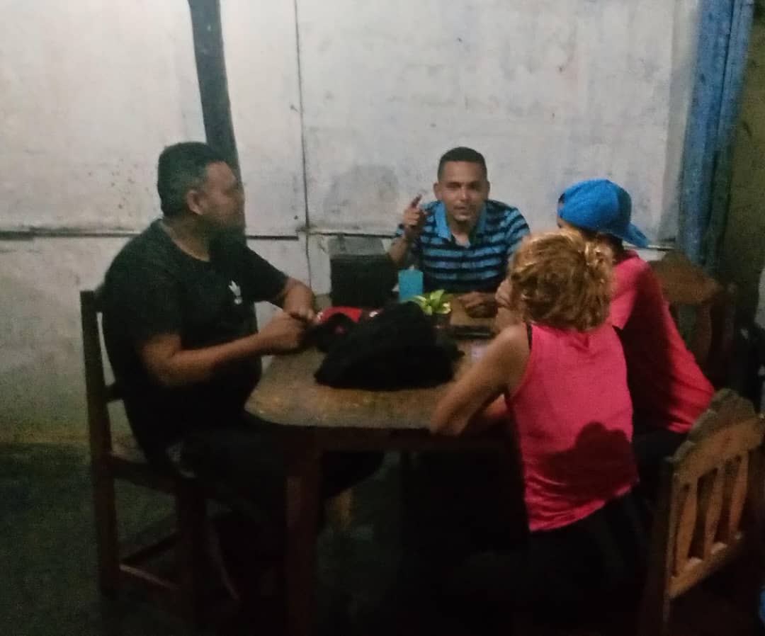 Célula TUPAMARO Mariche, comunidad Brisas Bolivariana instruyendose, Realizando Círculos de Estudio, para elevar los Niveles de Conciencia, tocandonos en lo Humanista, conociendo nuestras Fortalezas y Debilidades, con Amor seguiremos Avanzando, para nuestra Victoria del 28Jul