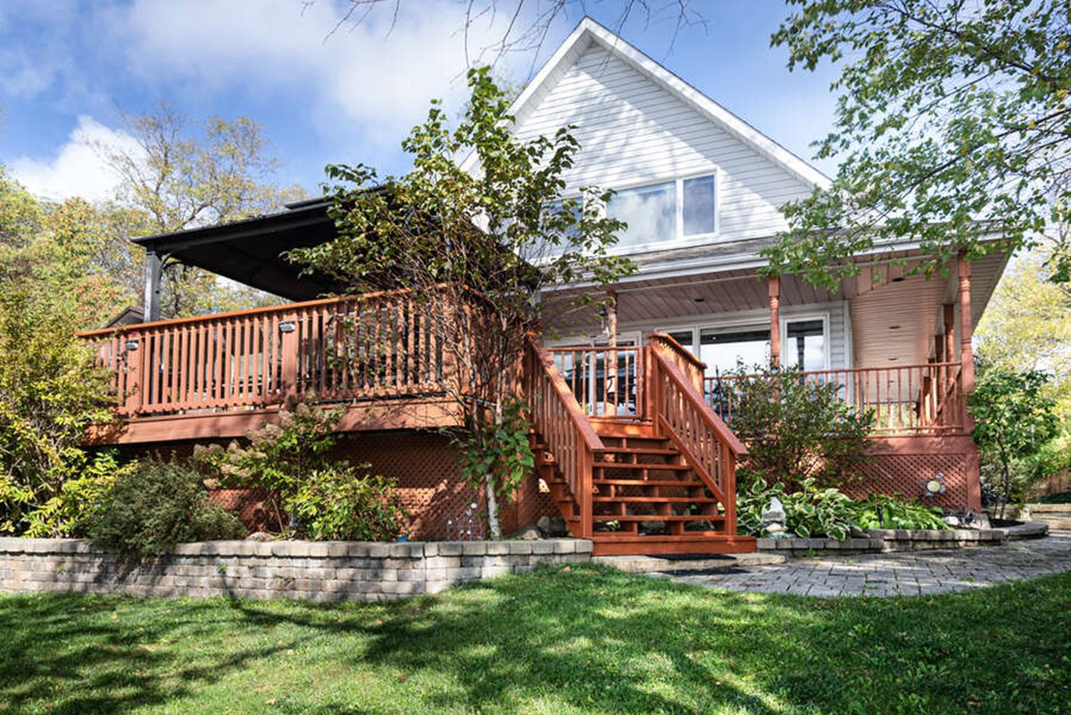 OntCottRent's tweet photo. Located on beautiful Georgian Bay, Rocky Shores is a spacious retreat boasting three bedrooms, three baths, and endless entertainment space. Head upstairs for stunning bay views from the king-sized bed or relax on the expansive deck. Book your escape today
https://t.co/Y5omj3QayU https://t.co/GxNhFYHQIz