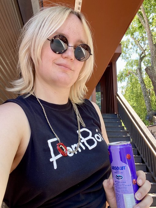 I still pass as a femboy, right?? 🥺😅 https://t.co/oVNrzdFCP1