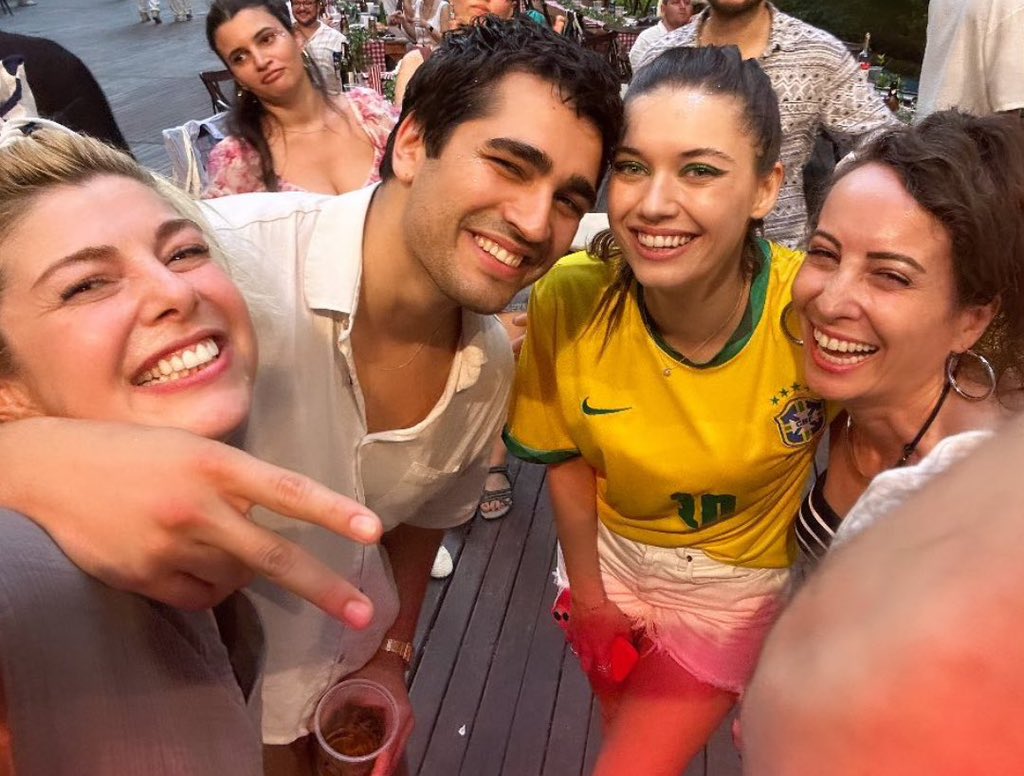 Mert Ramazan Demir &amp; Afra Saraçoğlu &amp; Sezin Bozacı &amp; Gözde Kansu'dan muhteşem bir kare.. 😍

#YalıÇapkını