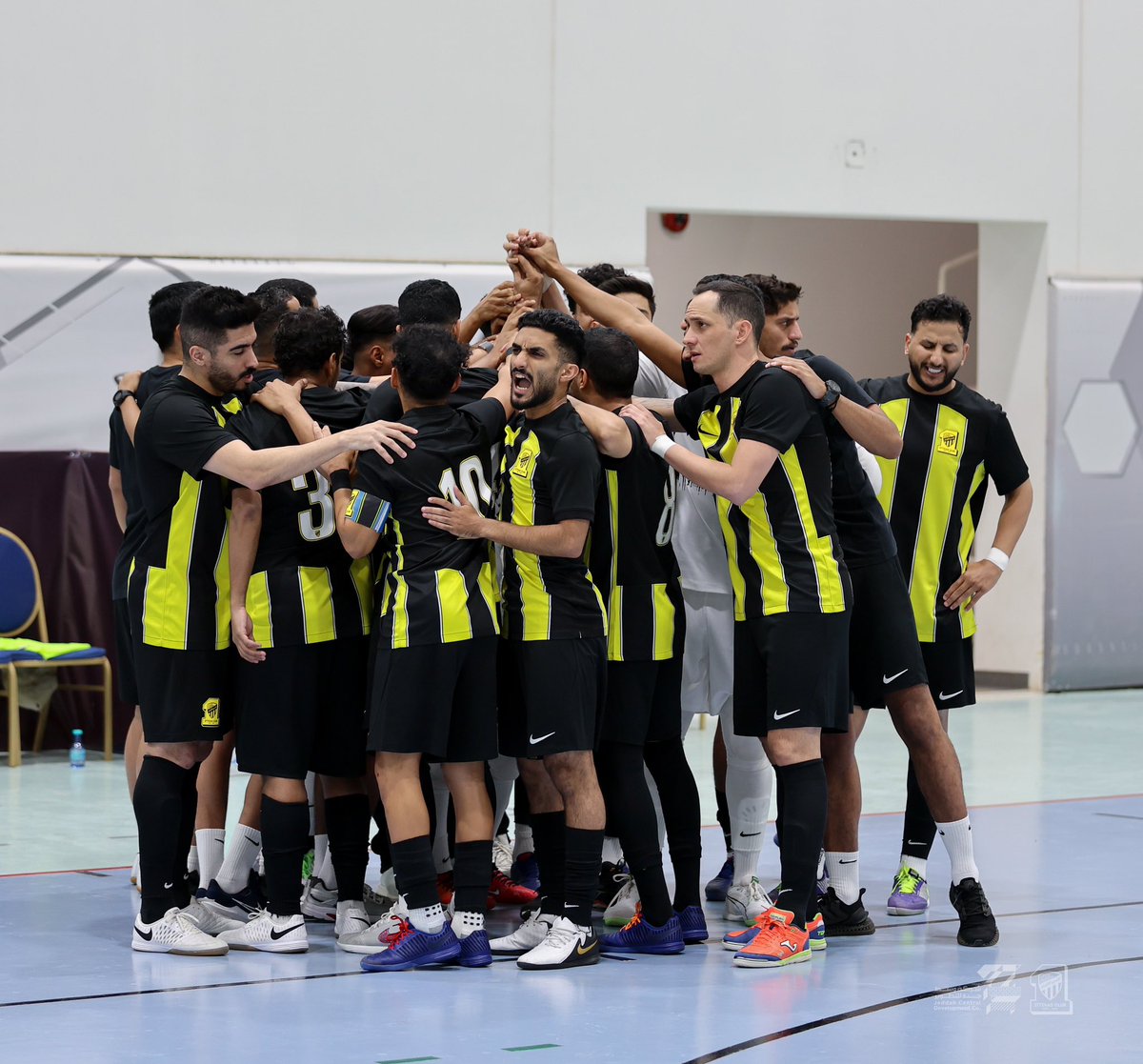 ittihad_cn's tweet photo. نمور الصالات إلى النهائي بعد الفوز على الزلفي 9-2 💪🏻💛
تهانينا للنمور 👏👏 https://t.co/dF272UqDF2