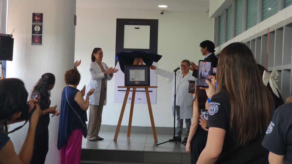 FacMedicinaUNAM's tweet photo. “Muchas felicitaciones, este es otro ejemplo de lo que juntos podemos lograr. La simulación llegó para quedarse, hagámosla crecer”, Dra. @anacsepulveda_v, en la develación de la placa de acreditación en simulación otorgado por la @SSHorg al CECAM. @DICiM_UNAM https://t.co/abfhsQCqUf