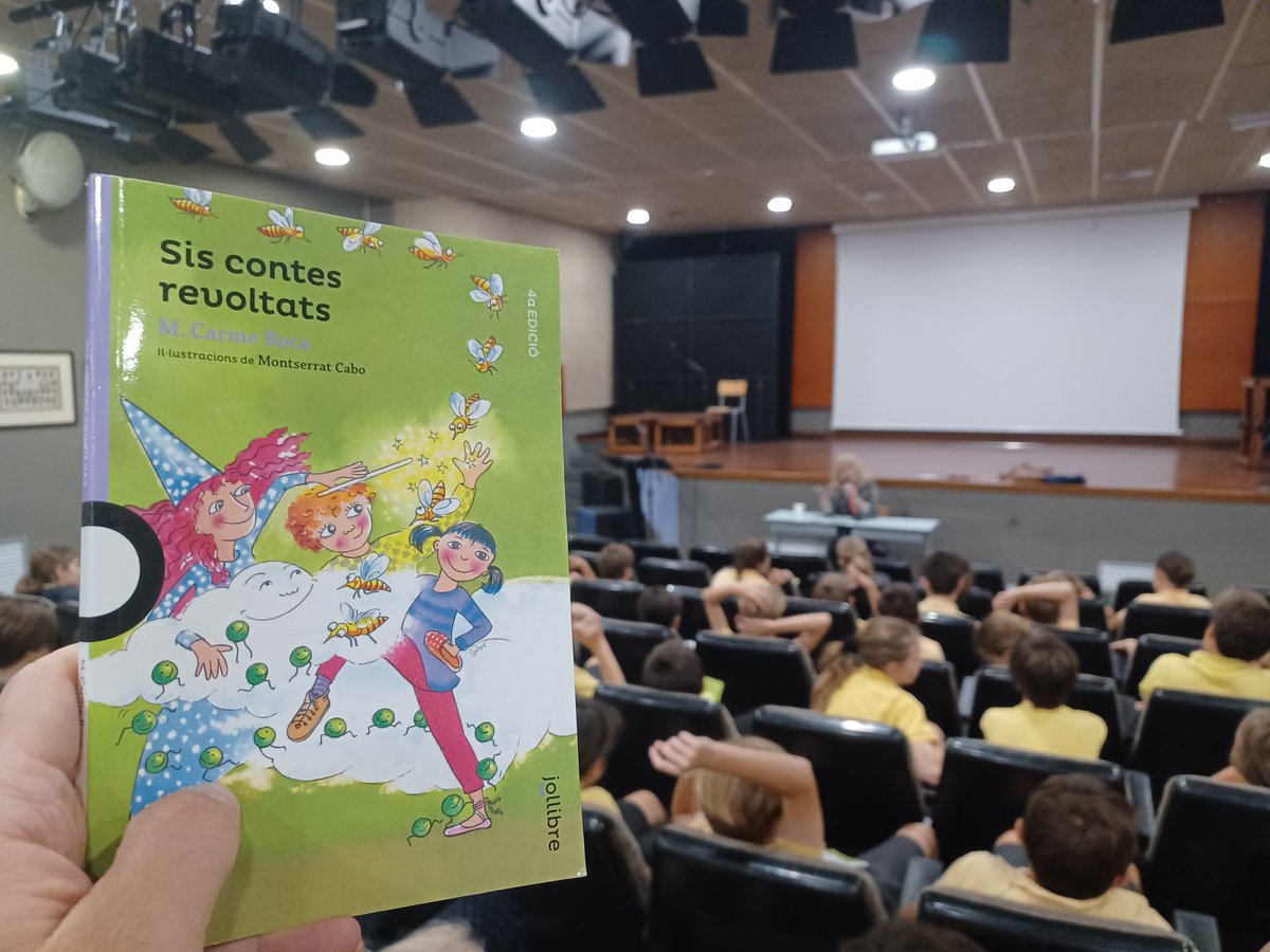 DavidSauriMi's tweet photo. Els personatges d’aquests sis contes s’han revoltat i n’han organitzat una de ben grossa

La @MCarmeRocaCosta comparteix el gust per llegir amb l'alumnat de de 4t de primària de @oakhouseschool que han llegit el seu @jollibre

📚 Sis contes revoltats
https://t.co/8kEEZseG6i https://t.co/emt2UwfHG9