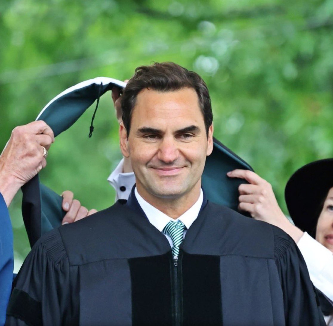 VSportsTM's tweet photo. Roger Federer 🇨🇭 fue reconocido por la Universidad de Dartmouth con el Doctorado en Letras Humanitarias ¿El motivo? El trabajo filantrópico a través de su fundación para ayudar a niños y niñas a acceder a alimentos y viviendas. Su Majestad, adentro y afuera de la cancha. https://t.co/s6HXYrLqij