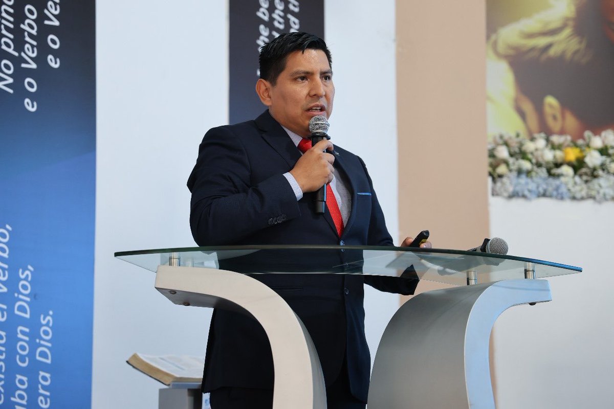 AdventistasANoP's tweet photo. ⁦@PrJCabrera⁩ informa como las personas conocen más de Jesús a través de los cursos que dictan en #EscuelaBíblica y el crecimiento  de las emisoras @radiontperu⁩ en el territorio de ⁦@AdventistasANoP⁩ para la #JuntaPlenariaANoP https://t.co/4UnkKOPLiJ