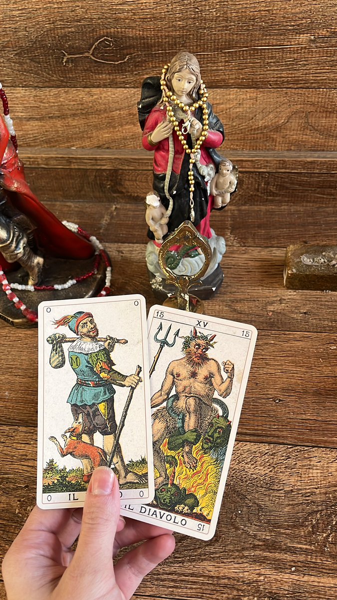 OFarolTarot's tweet photo. "Solte tudo que te prende e se prenda a tudo que te liberta" Mas nem em pensamento se mantenha perto de algo que te fere. 

O Louco vs O Diabo. https://t.co/9rBCvUDexI