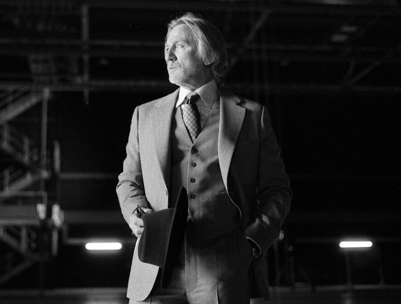 younghollywood's tweet photo. Production on the new #KnivesOut movie #WakeUpDeadMan starts TODAY! Writer/Director Rian Johnson shared this FIRST L🔍🔍K at Daniel Craig as Benoit Blanc, and he's got a new 'do!!!

@KnivesOut @rianjohnson https://t.co/yOlzVn5Nyj