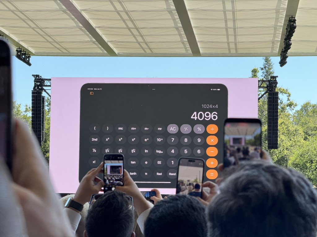 nobi's tweet photo. #iPadOS に計算機アプリ搭載で大歓声。でも、実は凄いのはApple Pencilで手書きした数式を解いてくれたりグラフを描いてくれるMath Note機能がめちゃくちゃ凄かった！
#WWDC24 https://t.co/d05StM3zp2