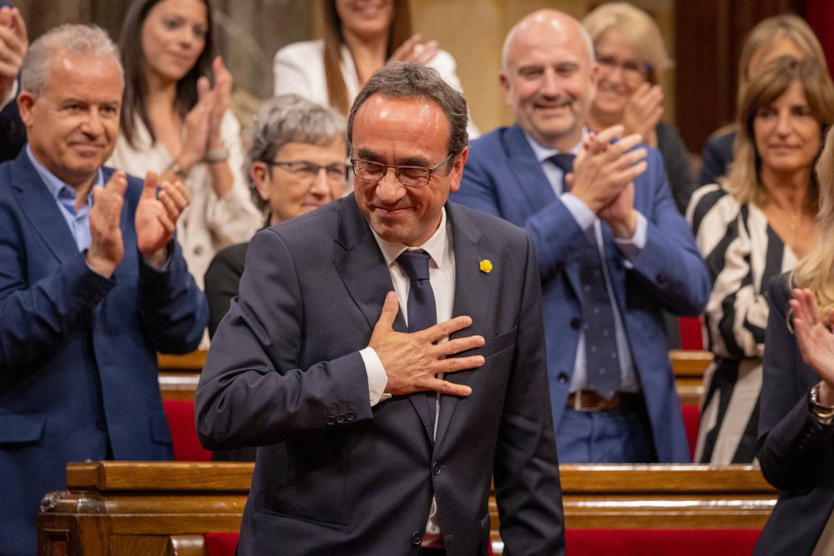 IsidreGavin's tweet photo. Felicitats nou President del Parlament amic Josep Rull. Un discurs immens, amb tot de referències històriques i ètiques, un President de gran alçada per un país de gran alçada. Tot i haver patit la repressió,  ni un bri de ressentiment, crida al respecte. https://t.co/lR1Qfg4WRD