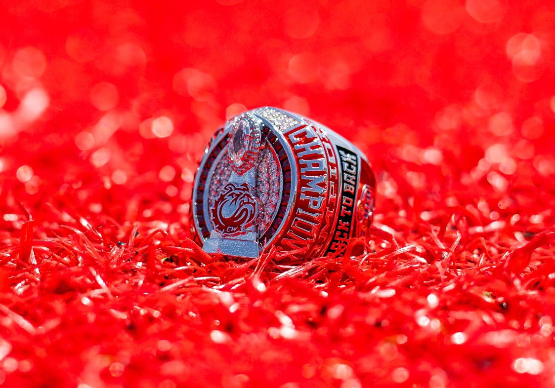 GWUFootball's tweet photo. 𝐍𝐞𝐰 𝐡𝐚𝐫𝐝𝐰𝐚𝐫𝐞 💍 https://t.co/zSPZycNrub
