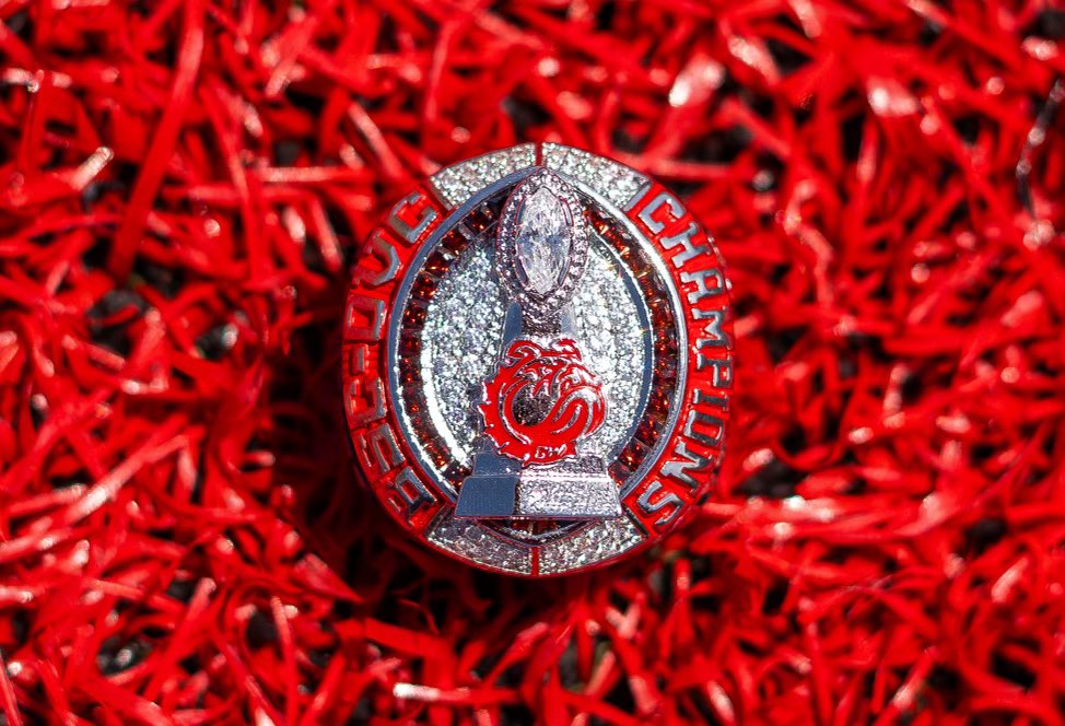 GWUFootball's tweet photo. 𝐍𝐞𝐰 𝐡𝐚𝐫𝐝𝐰𝐚𝐫𝐞 💍 https://t.co/zSPZycNrub