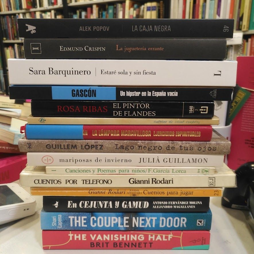 libreriapraga's tweet photo. Como el #apocalipsis no parece que haya llegado, vamos a seguir intentando vender libros. En #lodehoy, Sontag, Rodari, Barquinero o Cortázar. Y Chomsky y el Ibex 35, tan apropiados.
.
Web -> https://t.co/YPjvNCDLz5 
.
#segundamano
.
#librería
#libreríadeviejo
#Granada https://t.co/pCEj8aYqES