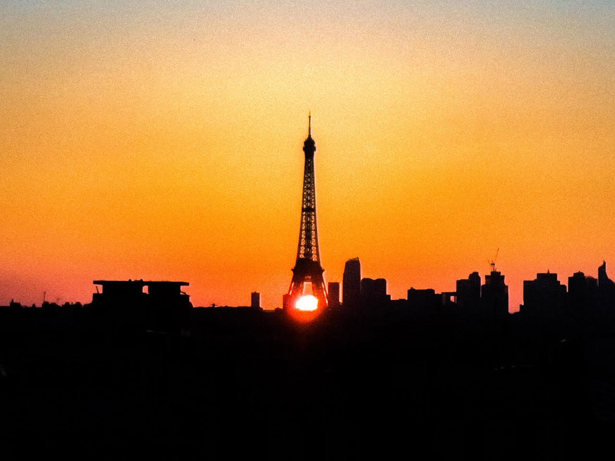 viewsfrance's tweet image. Le coucher de soleil, immortalisé sur la base de la Tour Eiffel. 

Photos : elliott_bruno.pro (via Instagram)
