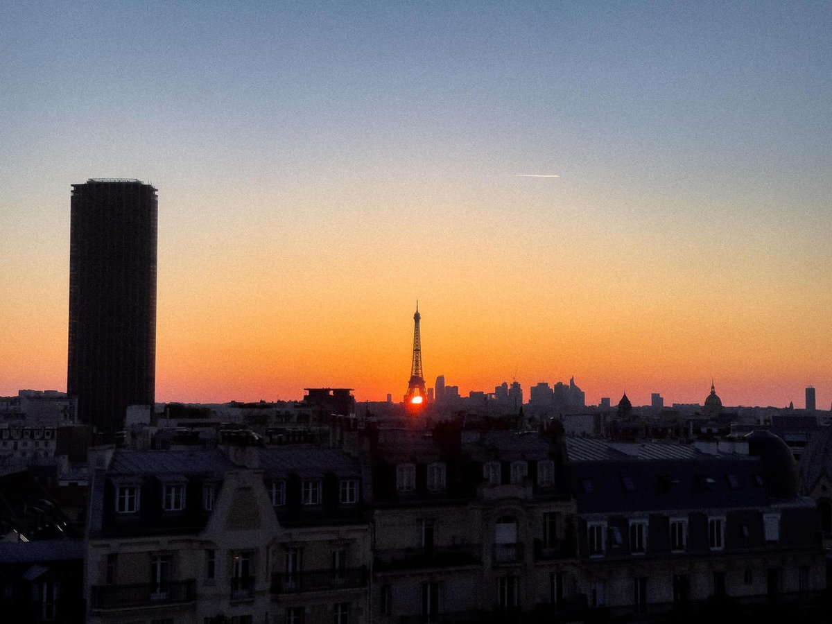 viewsfrance's tweet image. Le coucher de soleil, immortalisé sur la base de la Tour Eiffel. 

Photos : elliott_bruno.pro (via Instagram)