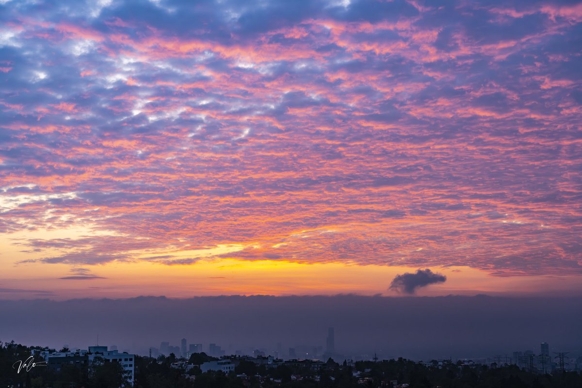 valo_fotograf's tweet image. #skycolors and #clouds #sunrise