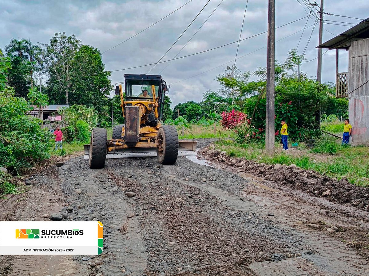 YofrePoma's tweet photo. #Atención: ¡Nuestros trabajadores informan!
Avanzamos con el mantenimiento vial en #LagoAgrio, completando 6 km en #SantaRosa, parroquia #ElEno.
Mejores caminos para todos, beneficiamos a nuestros agricultores, mejorando su movilidad, seguridad y economía local. https://t.co/nzkoi48R0I