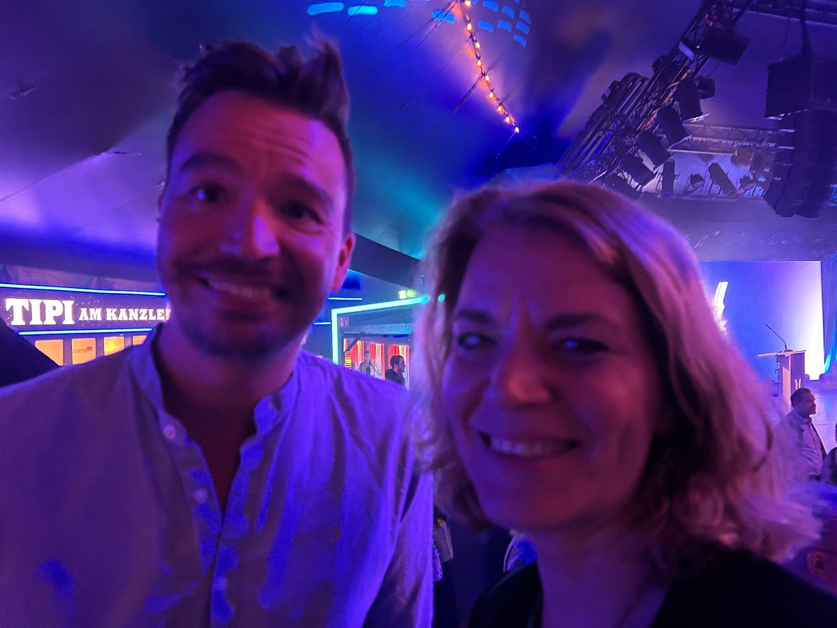 HollsteinM's tweet photo. Der Politikaward als #Twitterdate: zufällig am Tisch von @Celik_Chn und @blume_bob gelandet. Große Freude! https://t.co/aPLXDGk24c