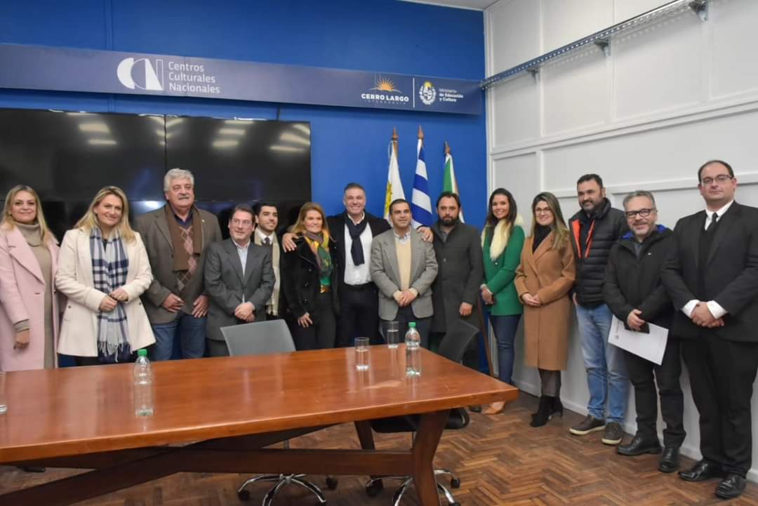 DivaldoLara's tweet photo. Assinamos Acordo de Cooperação e Irmanamento com a cidade de Melo, no nosso vizinho Uruguai. 
Urcamp, Agricampanha, Associação Rural, Estância Paraízo, Instituto Cooperconecta  prestigiaram o momento da assinatura, junto ao Intendente de Cerro Largo, José Yurramendi Pérez . https://t.co/7idXqwYr0l