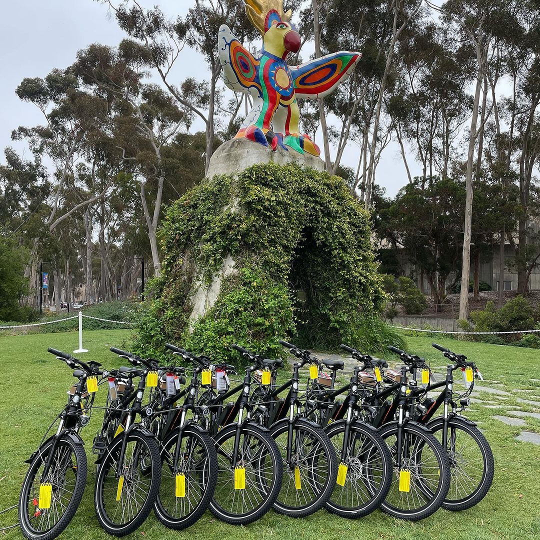 ASUCSDLocal's tweet photo. Thank you to @SupLawsonRemer, @CirculateSD, and the 800+ students who signed up to participate in our E-Bike Giveaway! We were proud to offer to UCSD students a chance to utilize sustainable transportation while connecting with their county representative! #ebikes #sandiegocounty https://t.co/kk88wzD5cq