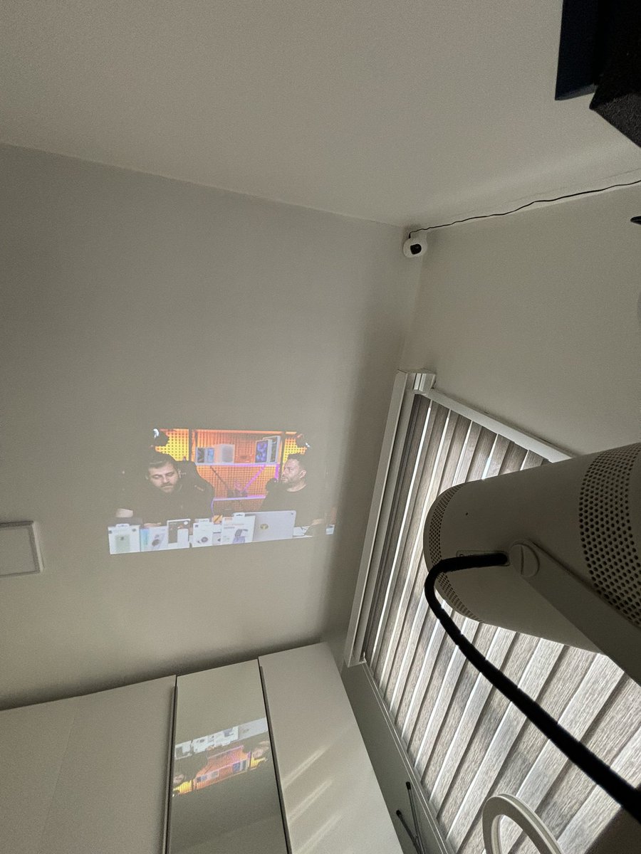 Samsung freestyle 2 ile Apple lansmanını izliyoruz. #ios18beklentim #shiftdelete