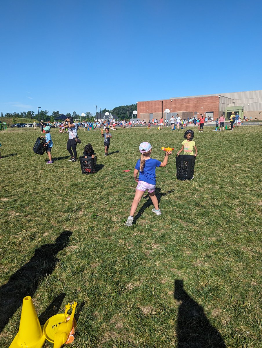 MrsMonarchclass's tweet photo. Field day fun! https://t.co/guSZdmcnYu
