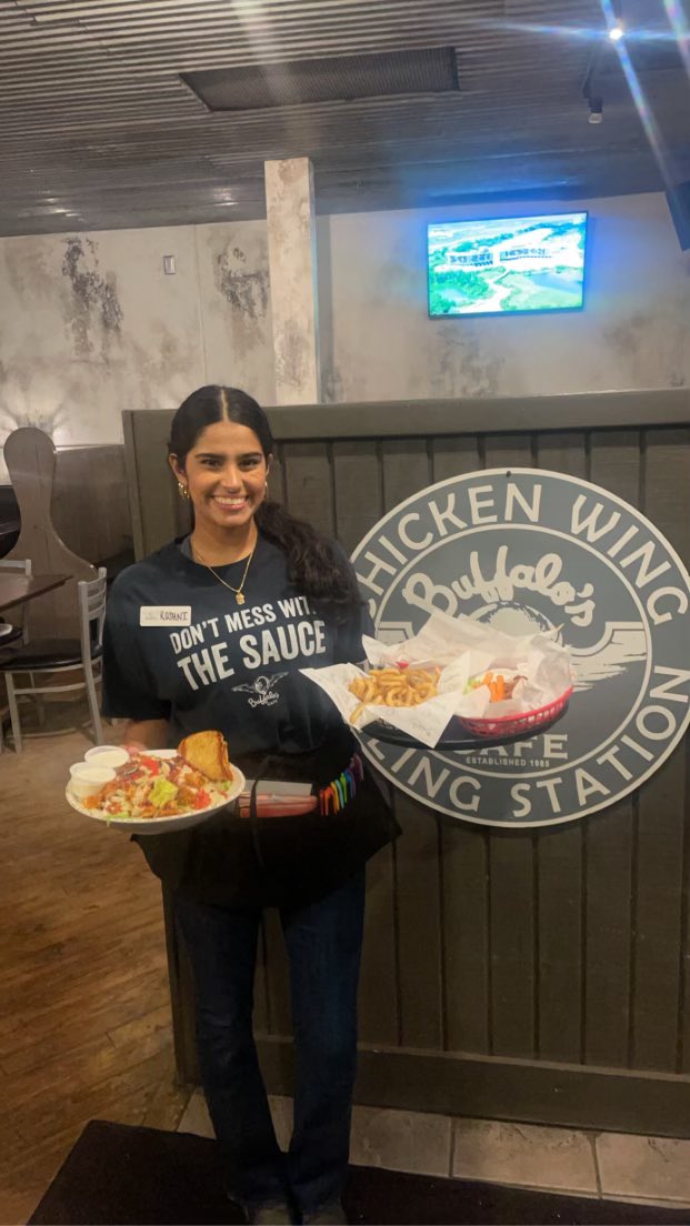 BuffalosTuscAL's tweet photo. Serving up smiles here at Buffalo’s Cafe!! 😁 This is Roshni, one of our favorite servers at our Acworth location. 📸 https://t.co/sPMrZXgchQ