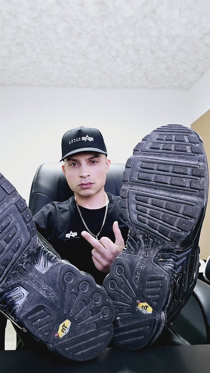 Und jetzt komm in die DM und drück mir deine Kohle ab du Opfer 😈

#badmasterboy #findom