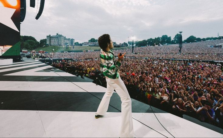 goldenrryhrry's tweet photo. just a reminder that harry was the first solo artist to play at slane castle since the 80s https://t.co/vbcqiujeE2