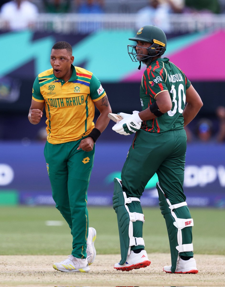 During the 16.2 Mahmullah gave an out by the umpire and he reviewed it.  The decision was overturned, but the ball did go to the boundary off the deflection. Because it was given out, the runs won't count. 

Finally, Bangladesh lost by 4 runs. 

Controversial 

#SAvBAN #BANvSA