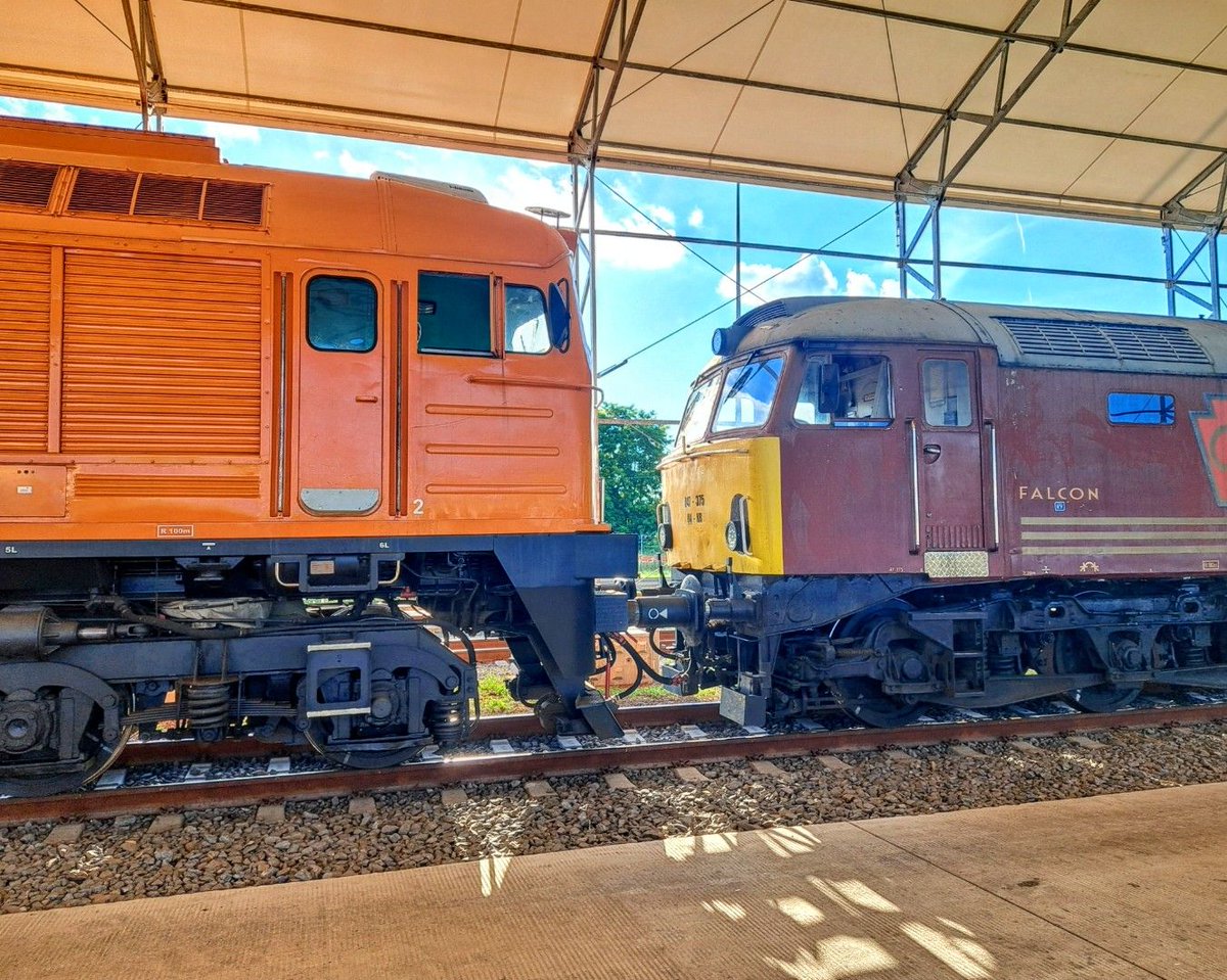 superalbs's tweet image. British trains are smaller than their European counterparts, but it's not often you get to see a direct comparison! 👀