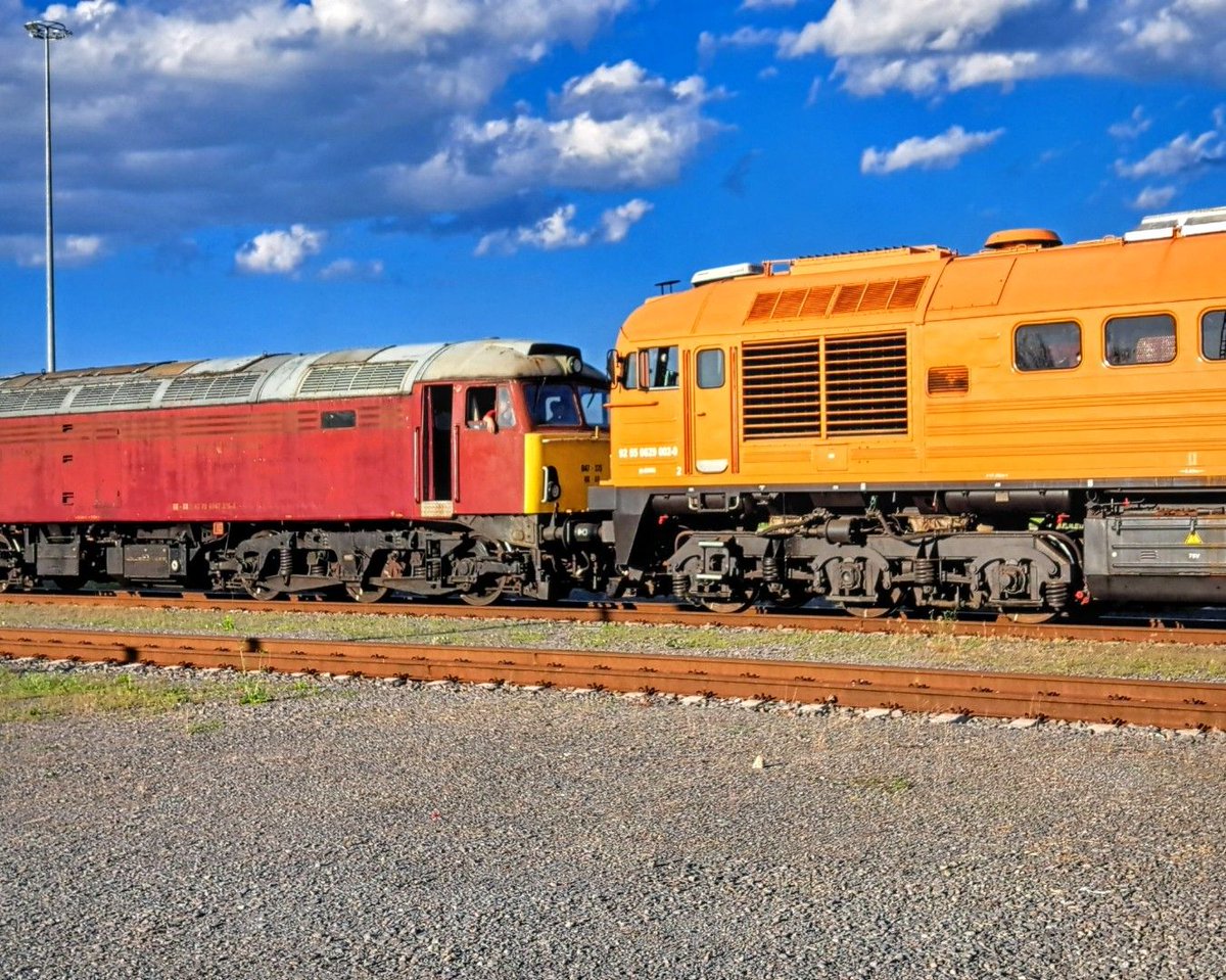 superalbs's tweet image. British trains are smaller than their European counterparts, but it's not often you get to see a direct comparison! 👀