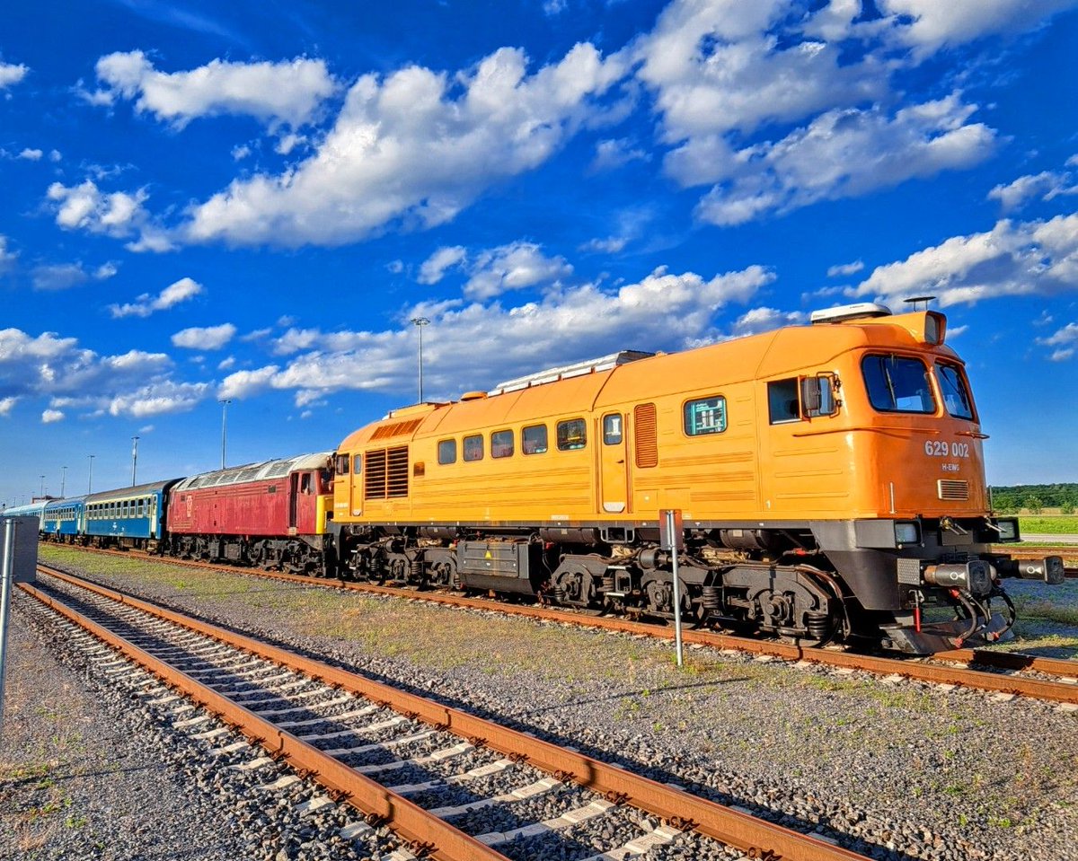 superalbs's tweet image. British trains are smaller than their European counterparts, but it's not often you get to see a direct comparison! 👀