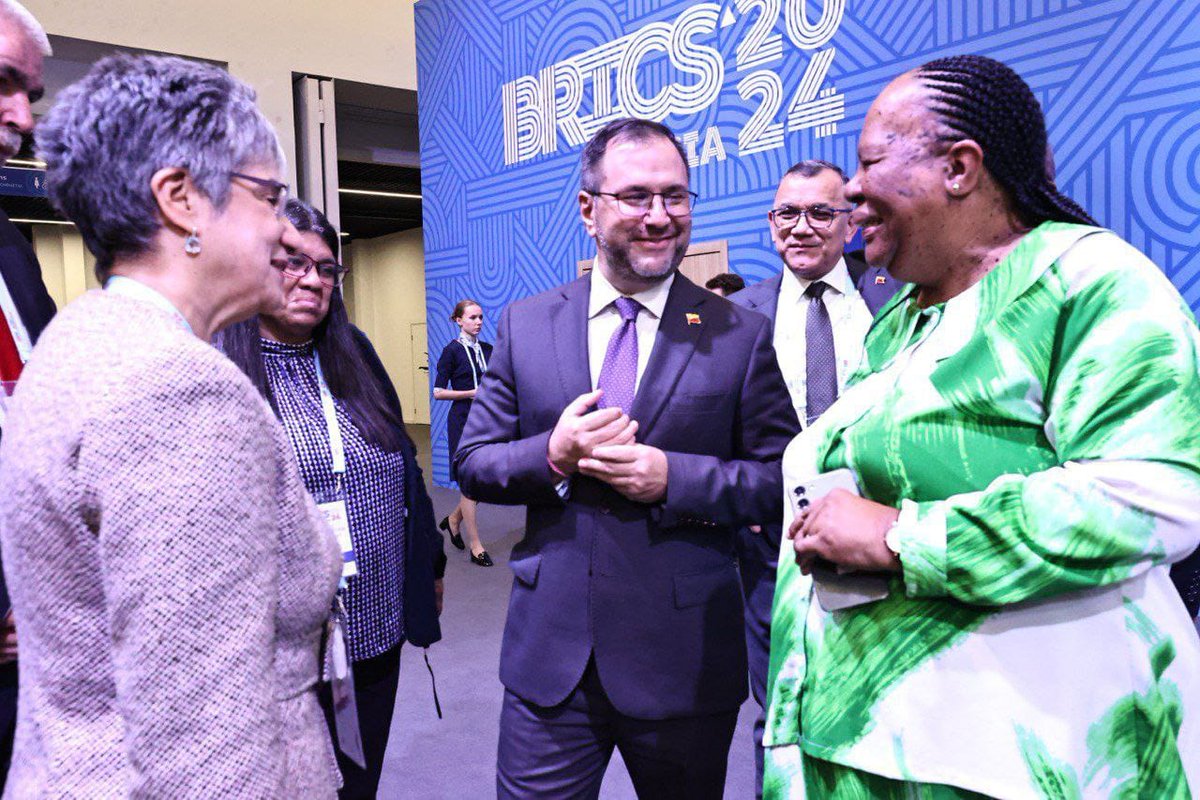 EmbaVESudafrica's tweet photo. In the framework of the BRICS+ summit in Russia, Minister Yván Gil exchanged words with Minister Naledi Pandor to whom he conveyed the message of friendship from President @NicolasMaduro and reiterated our firm support for the efforts to achieve justice for the Palestinian people https://t.co/UST3Rhy1Px